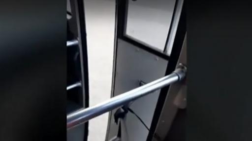  Автобус, минус 5 градуса, вратата се държи с колан 