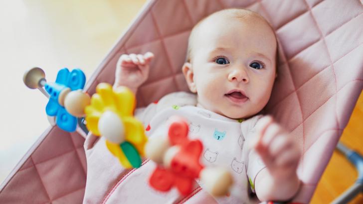 С какви занимания е изпълнен денят на двумесечното бебе