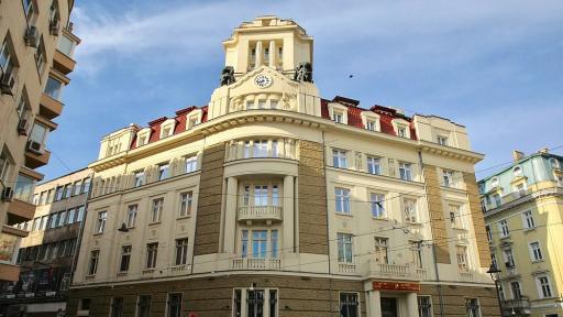  Адвокат по делото 