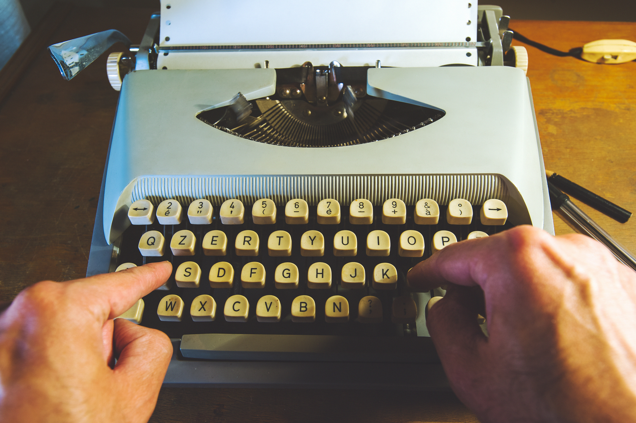 <p>Пишещата машина. Това е може би най-романтичното изобретение: италианецът Пелегрино Тури конструира пишеща машина за своята възлюбена - сляпа графиня. Понеже двамата често били разделени, той искал да даде възможност на любимата си често да му пише писма. По-малко романтичен е краят на пишещата машина: през 1976 се появява персоналният компютър. Оттогава насам тя се използва все по-рядко.</p>