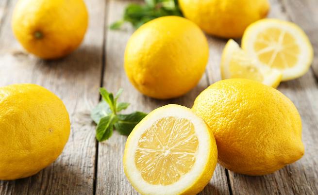 Лимонът: Вълшебното средство за почистване на дома