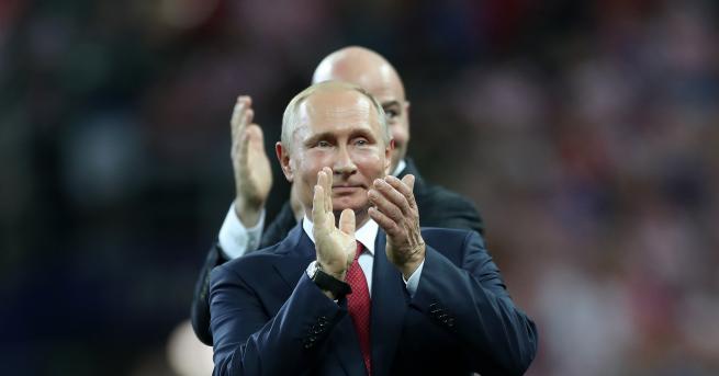 Свят Путин пее Blueberry Hill световни звезди танцуват Кремъл разпространи