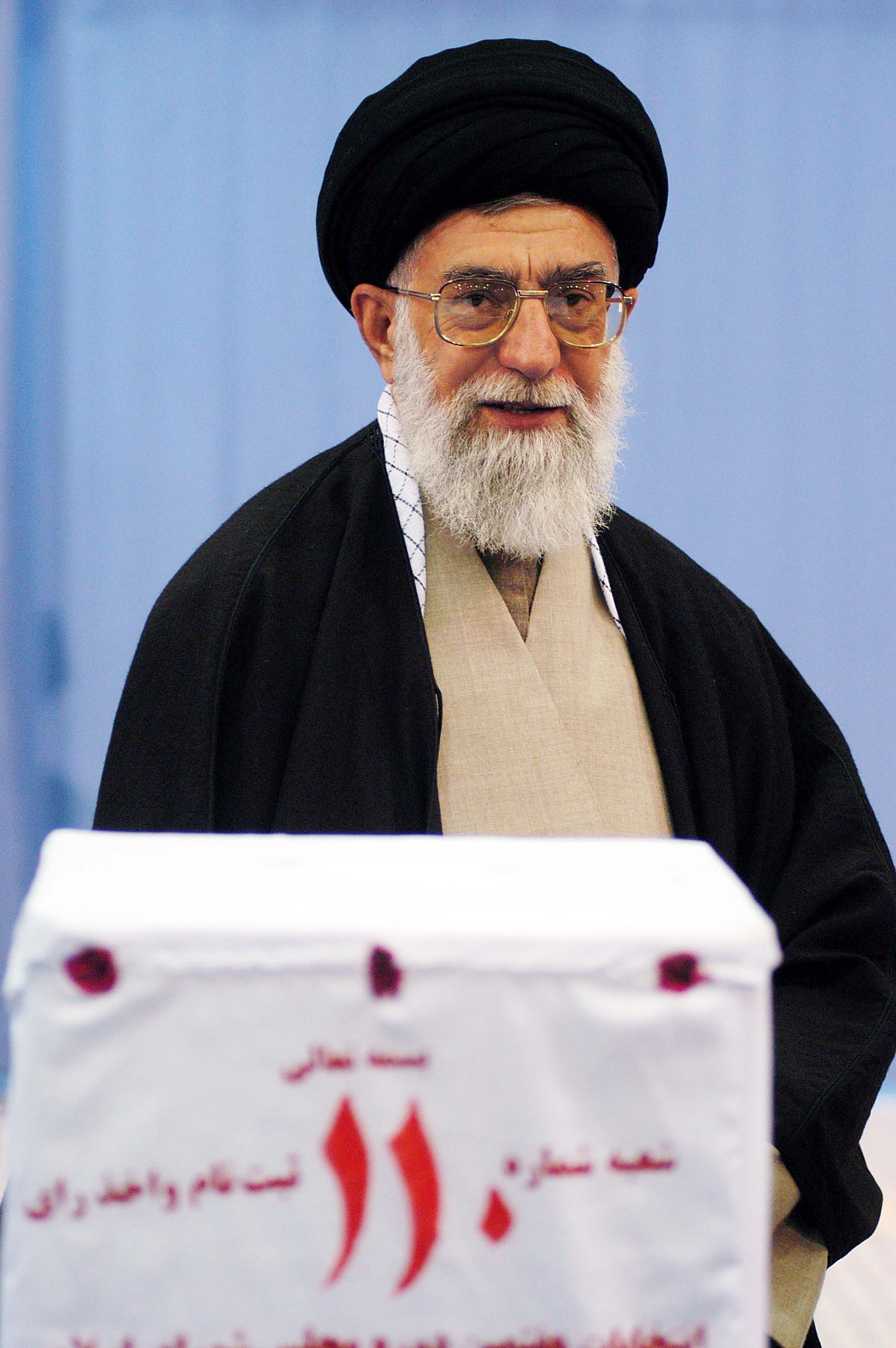 <p><strong>Иран</strong></p>

<p>Иранският върховен лидер аятолах Али Хаменей притежава изключителна власт над страната. Преди да заеме длъжността през 1989 г., той изпълнява функциите на президент - до голяма степен церемониална роля. 80-годишният Хаменей е считан за най-могъщата фигура на Иран.</p>
