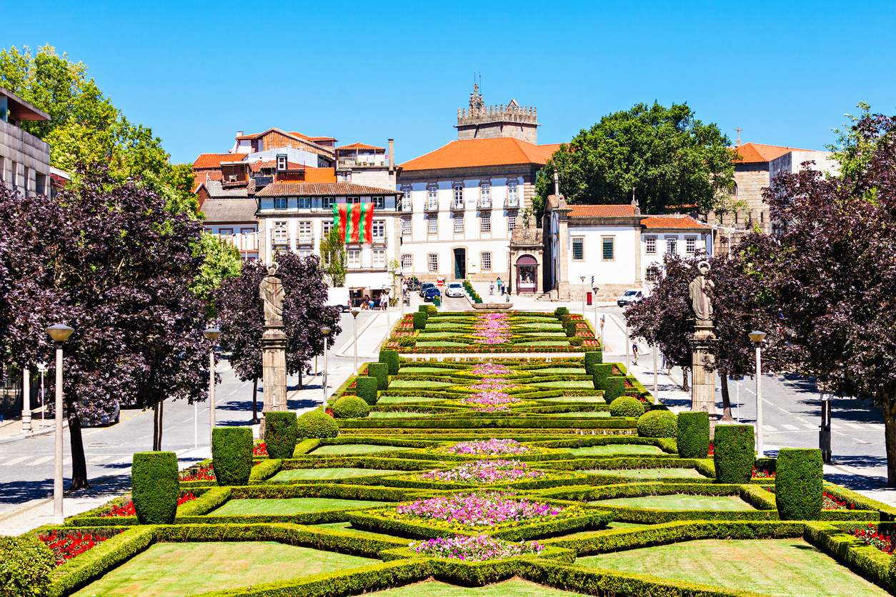 <p><strong>Вместо Лисабон отидете в Гимараеш&nbsp;</strong>Столицата на Португалия страда от популярността си. Населението на града е половин милион души, а туристите, които го посещават всяка година - в пъти повече. Местните се оплакват от огромен скок в цените, прекален шум и замърсяване.&nbsp;Ако сте решили да отидете в Португалия, тогава посетете Гимараеш. Този малък град се намира близо до Порто и е определян като люлката на португалската нация. Историческият център на града, с красивите си средновековни сгради, е провъзгласен за обект на световното наследство от ЮНЕСКО.</p>

<p>&nbsp;</p>