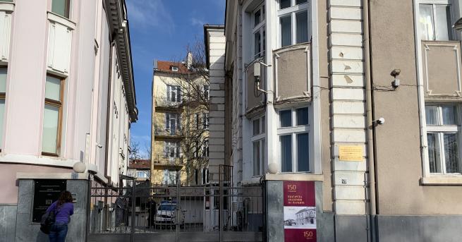 България Изземват вещи от колекцията на Васил Божков Вещи лица