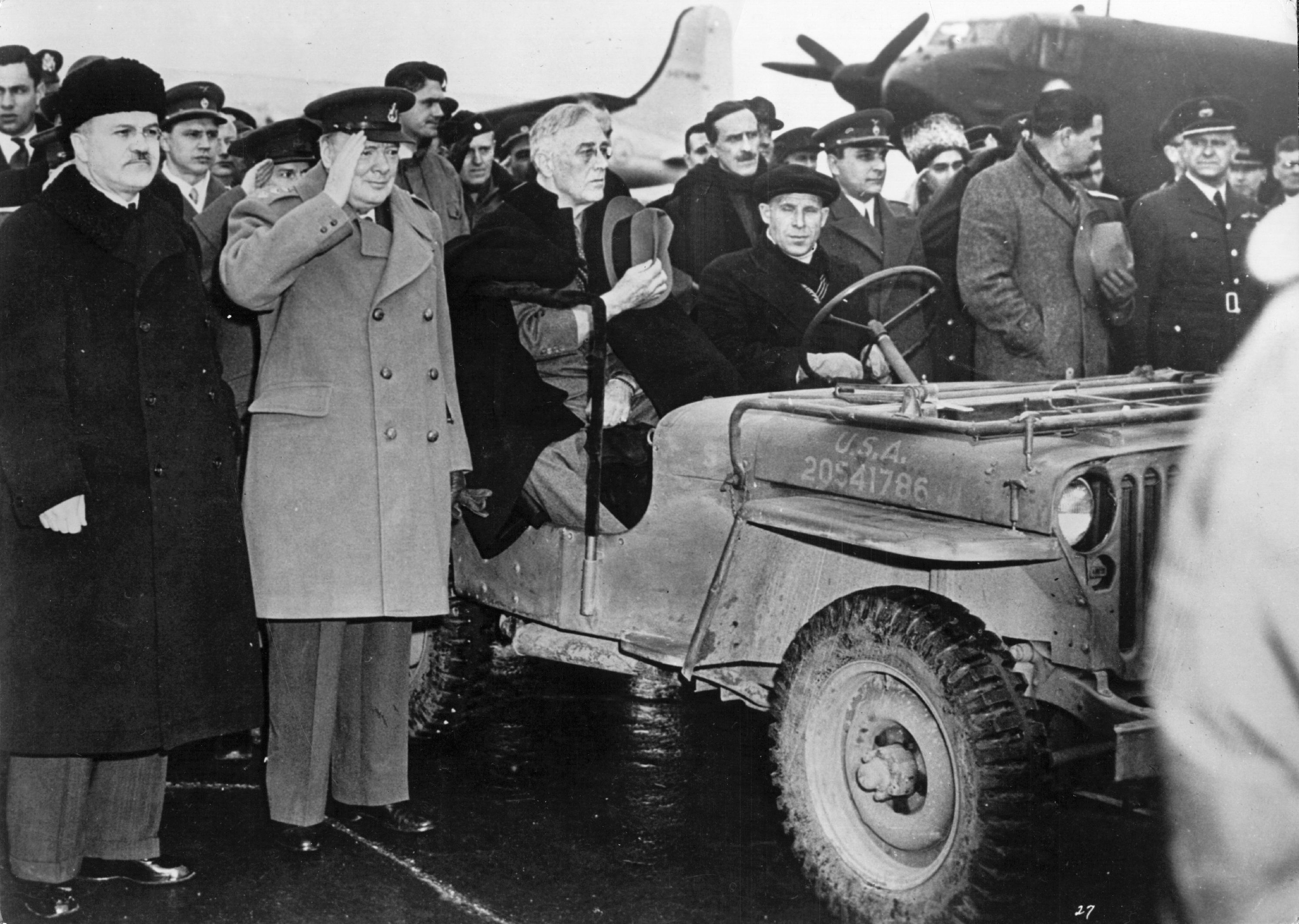 <p>На снимките: Чърчил, Рузвелт и Сталин. Ялта, 1945</p>