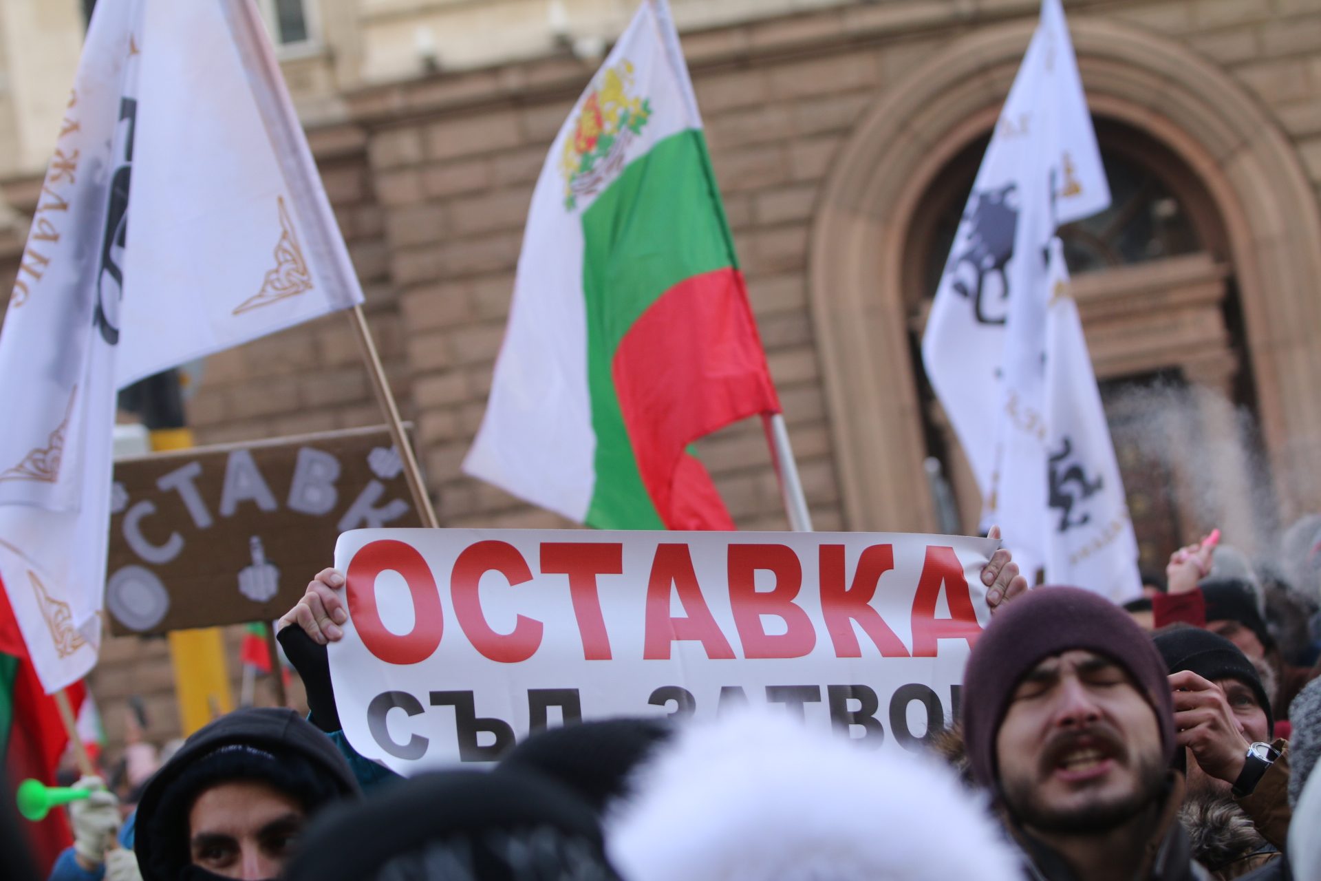 Лидерът на движението Костадин Костадинов заяви, че недоволните са се събрали да изразят недоволството срещу управляващите, които "отровили въздуха, откраднаха водите, продадоха златото и изгониха бъдещето на България".