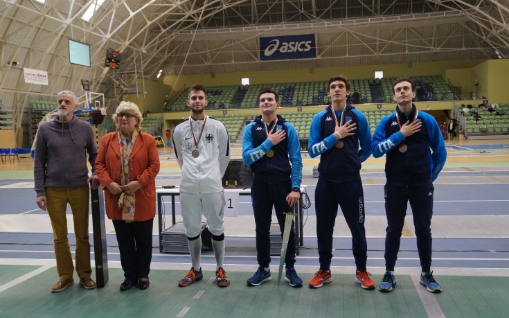 Италианец грабна „Аспарухов меч“