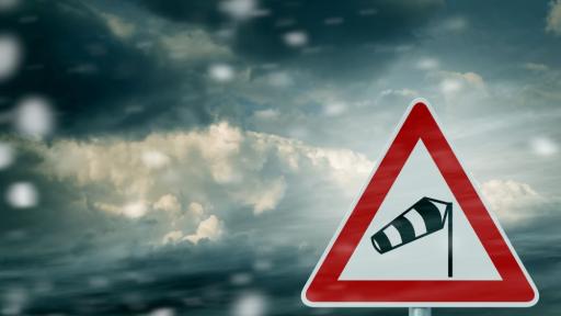 Силни ветрове и торнадо в Гърция причиниха щети, спряха фериботи и преобърнаха самолети