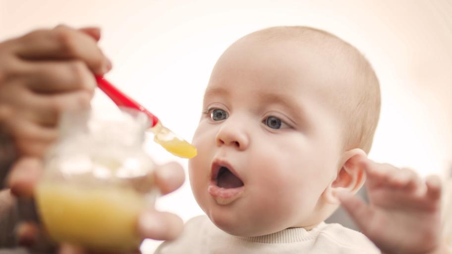 Как да храним бебе на 7 месеца - кърмене и твърда храна