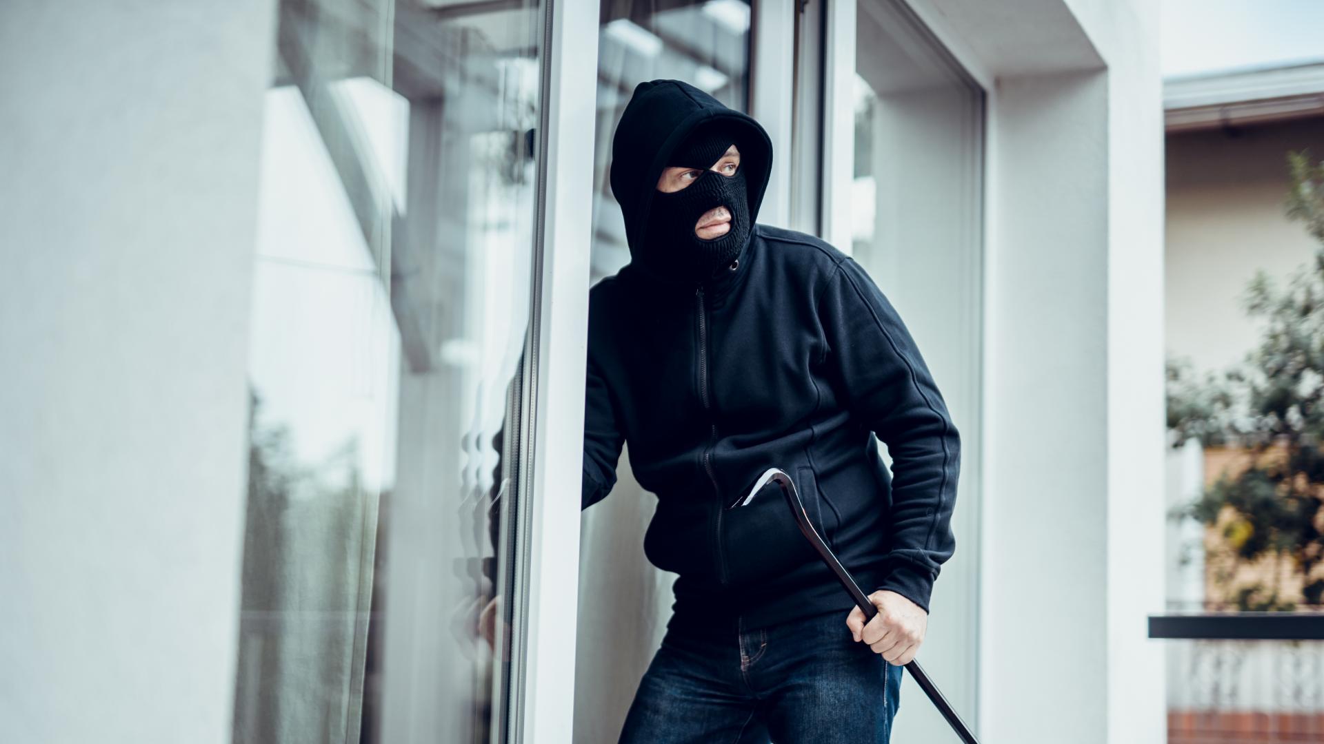 Семейство от Луковит става жертва на крадци в дома си