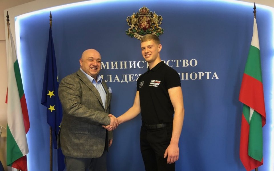 Спортният министър се срещна с мотоциклетиста Теодор Кабакчиев