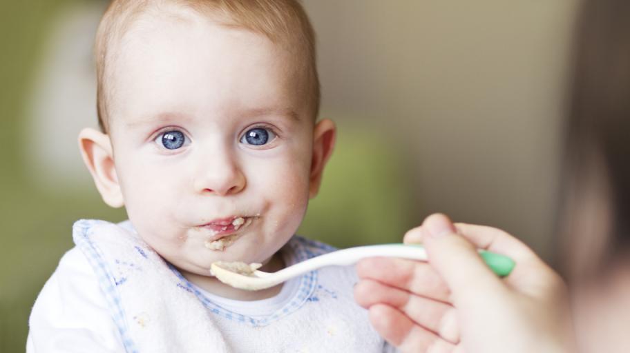 Как да храним бебе на 9 месеца - кърмене и твърда храна