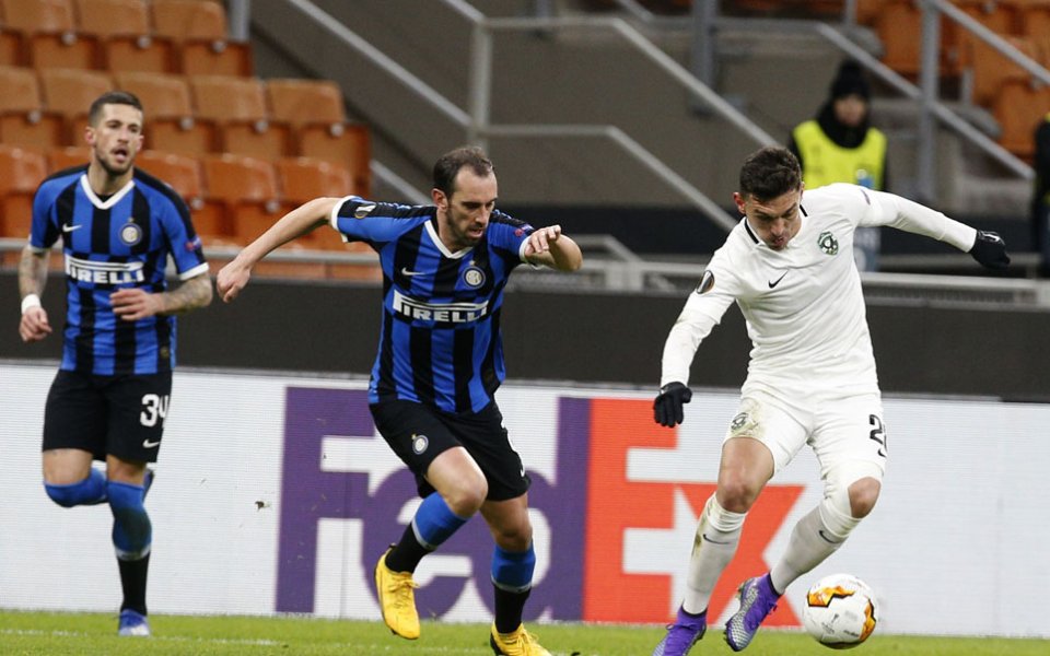 Манчестър Юнайтед отново е по следите на ветерана Диего Годин.