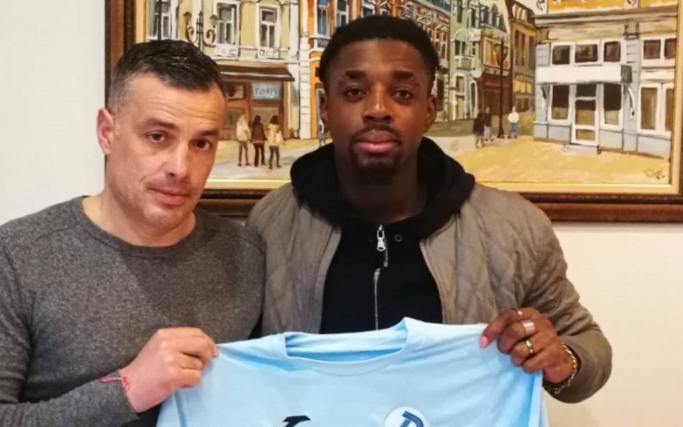 Дунав Русе привлече френския халф Дуде Ндонгала до края на