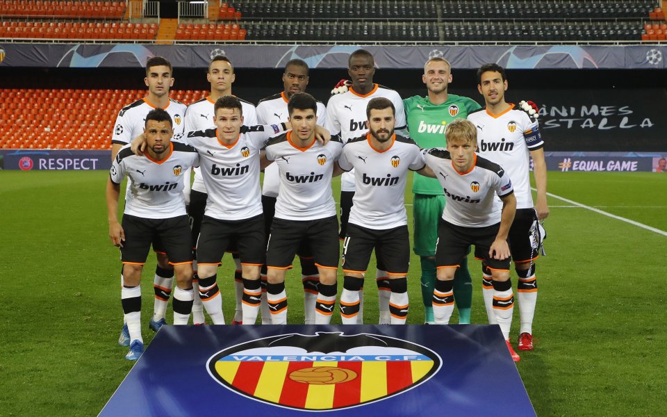 Испаният елитен Валенсия обяви, че цели 5-ма членове на отбора