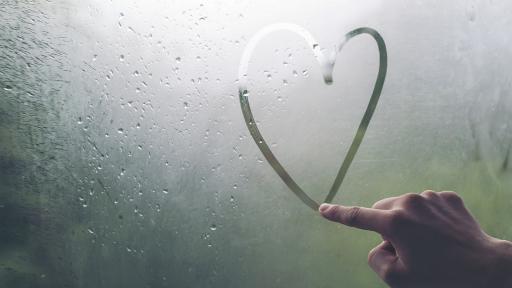  <p>Любов по време на корона: фотографията, която трогна света</p> 