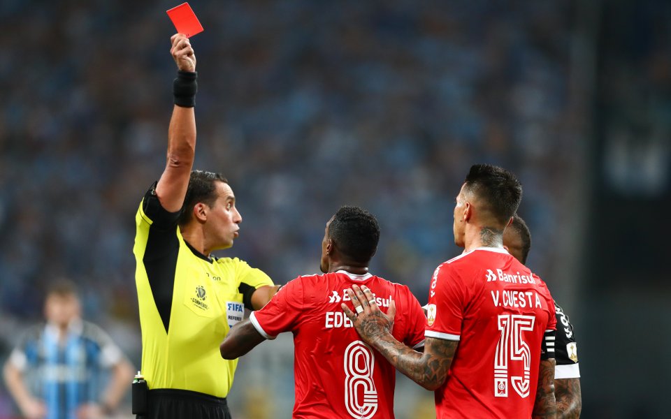 Рядко срещан бой на терена си спретнаха футболистите на мача