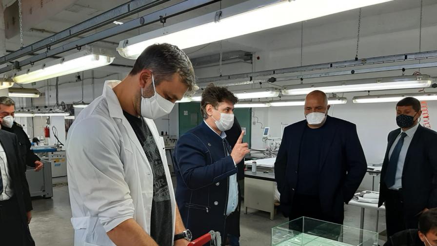 Борисов проверява как се шият медицински маски
