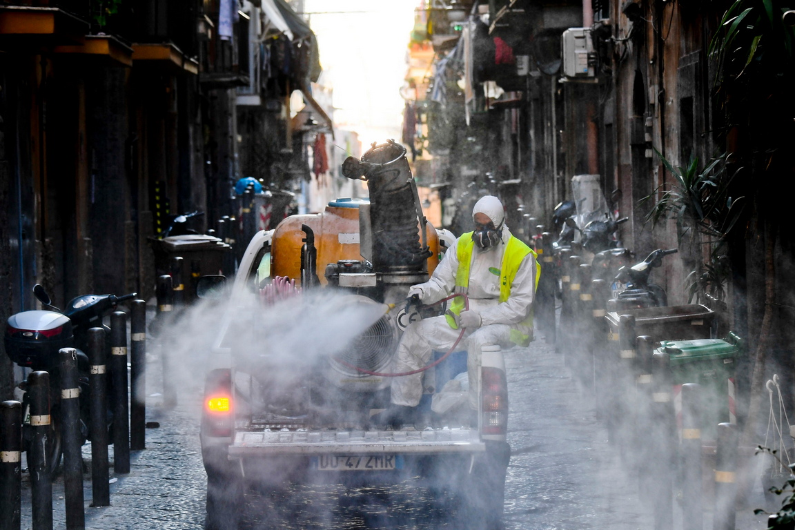 <p>Санитарна операция по улиците на Quartieri Spagnoli (Испанските квартали), Неапол, за да се предотврати опасността от заразяване и разпространение на коронавирус Covid-19, в Неапол, Италия</p>
