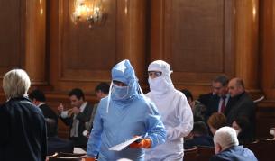 Срещу COVID-19: Депутати влязоха с медицински скафандри в НС