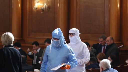  Срещу COVID-19: Депутати влязоха с медицински скафандри в Народно събрание 