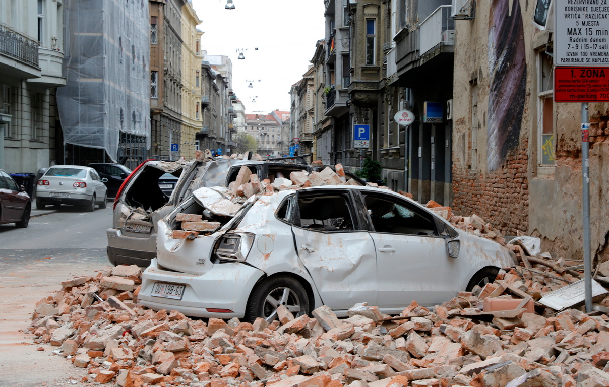 <p>Земетресение с магнитуд от 5,3 по Рихтер удари Загреб в 6:24 часа местно време.</p>