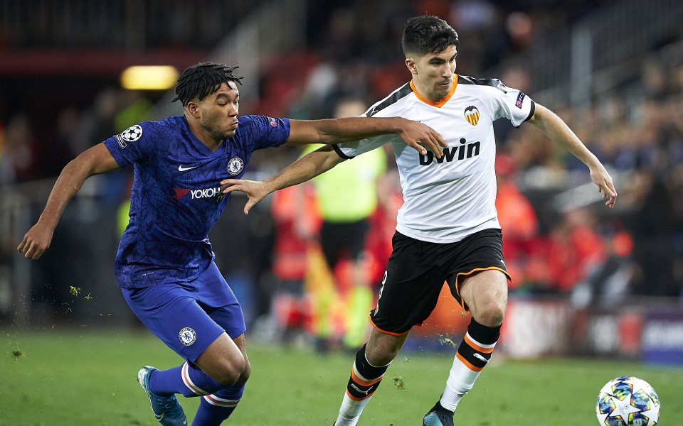 Арсенал проявява интерес към халфа на Валенсия Карлос Солер. Твърди