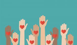 <p>Родителите на братя Домусчиеви с щедро дарение в Ловеч</p>