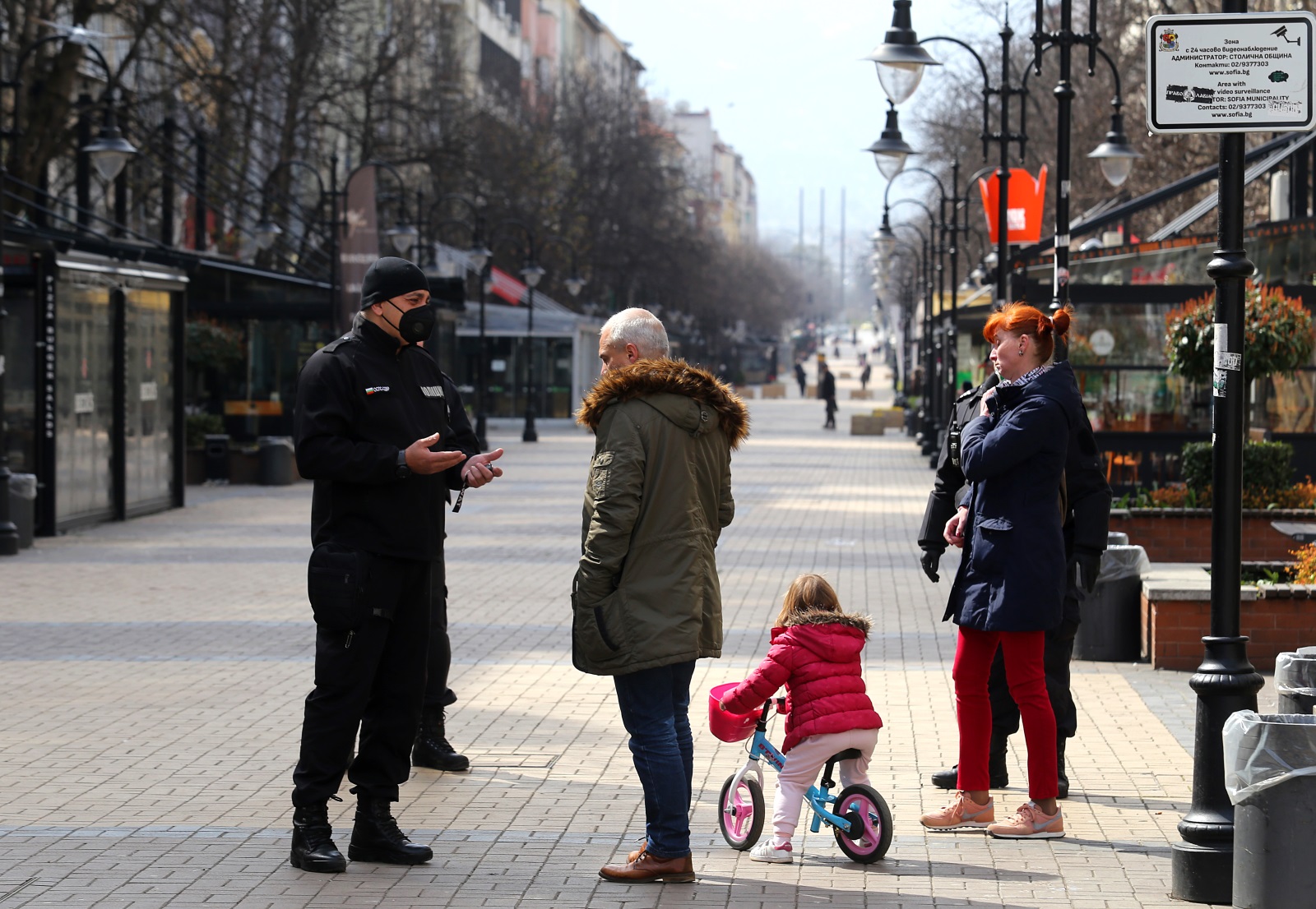 <p>Във връзка с въведените мерки и извънредното положение служители на столичната полиция предупреждат хората да не се разхождат по пешеходната зона на бул. &quot;Витоша&quot;</p>