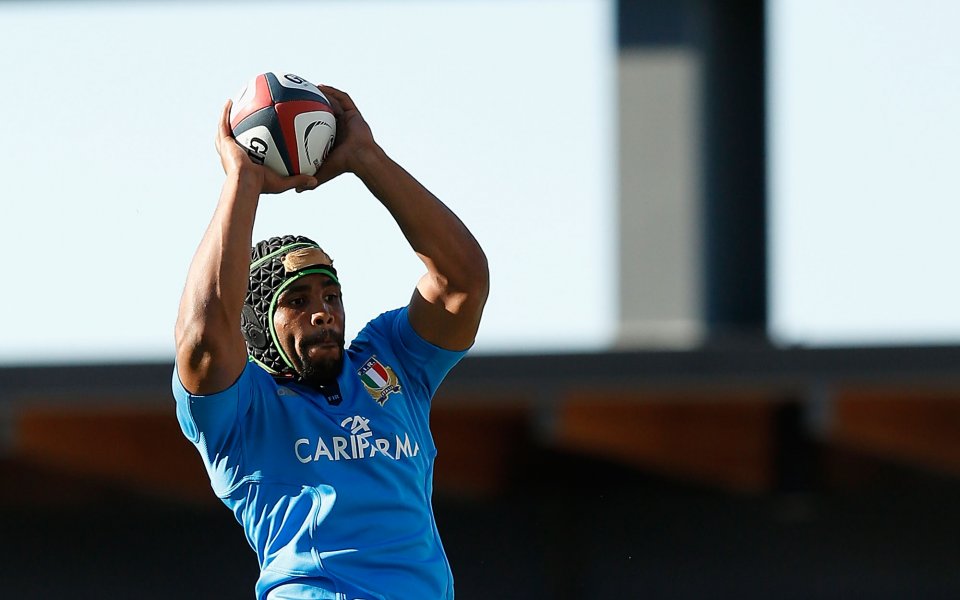 Италианският национал по ръгби Максим Мбанда даде пример на света,