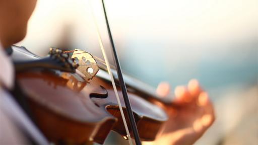  <p><strong>Концерт </strong>в болничното заведение: Цигулар свири на <strong>пациенти с Ковид-19</strong></p> 