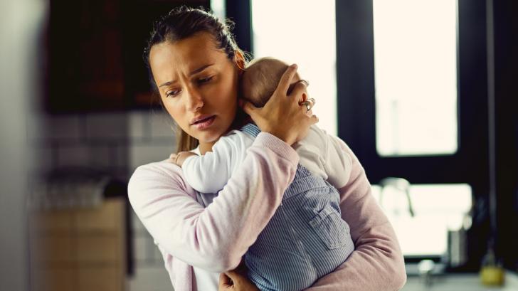 Какво представлява следродилната депресия: симптоми и причини за появата ѝ