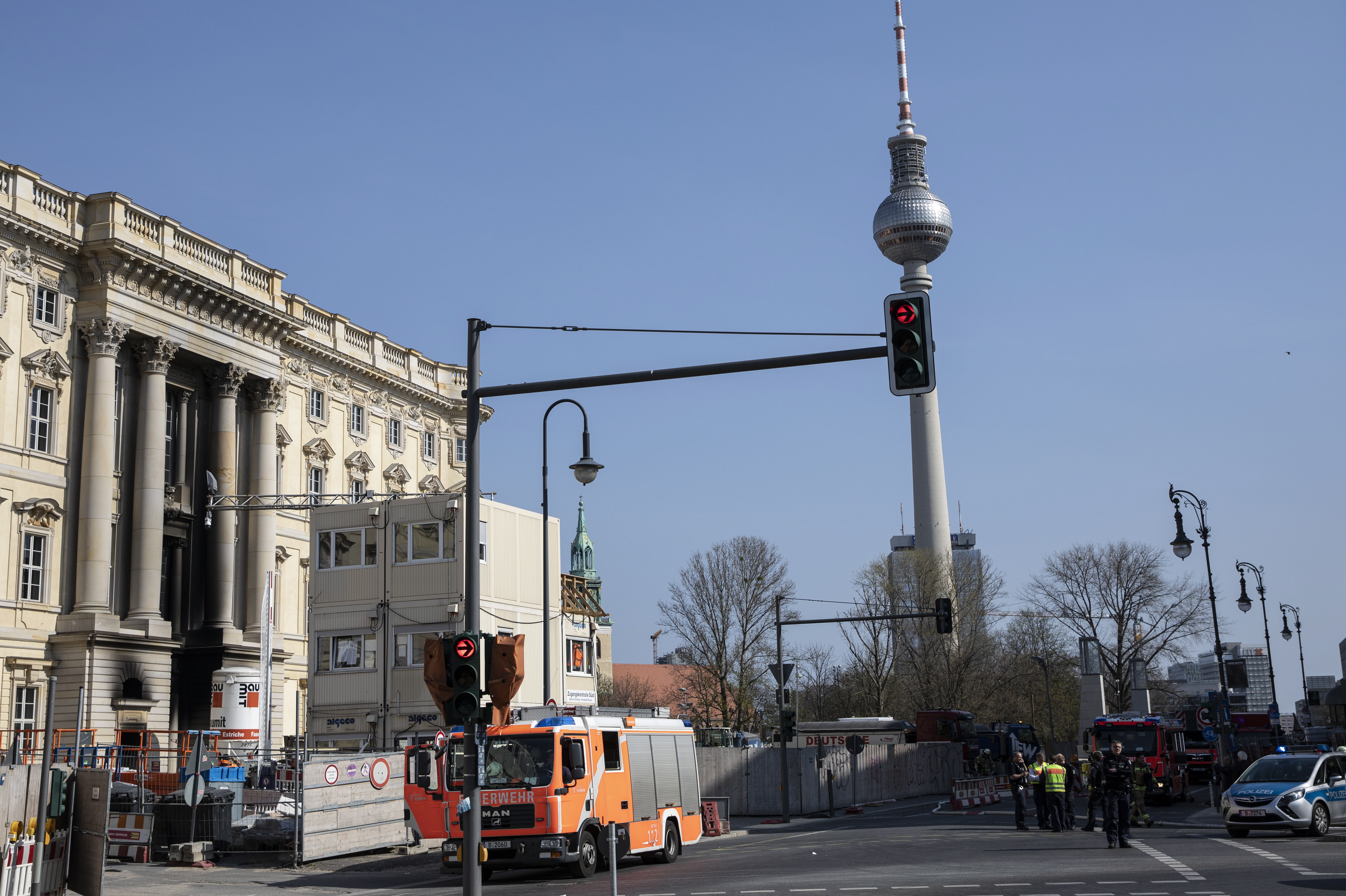 Голям пожар избухна на голям строителен обект в централен Берлин. На място пристигнаха 80 пожарникари.