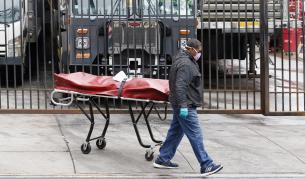 <p>Масов гроб за жертви на коронавируса в Ню Йорк</p>