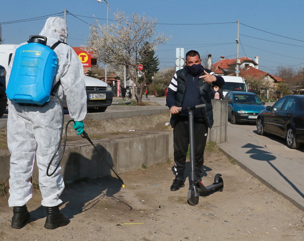 <p>Служители от Столична община дезинфекцират спирки, улици и дворове в квартал &quot;Факултета&quot;.</p>