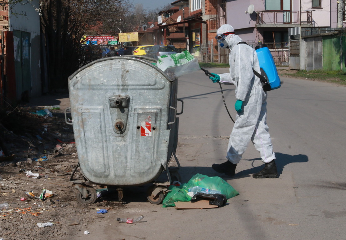 <p>Служители от Столична община дезинфекцират спирки, улици и дворове в квартал &quot;Факултета&quot;.</p>