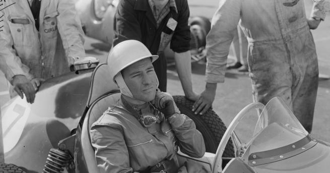 Свят Почина легендарният автомобилен състезател сър Стърлинг Мос Той си