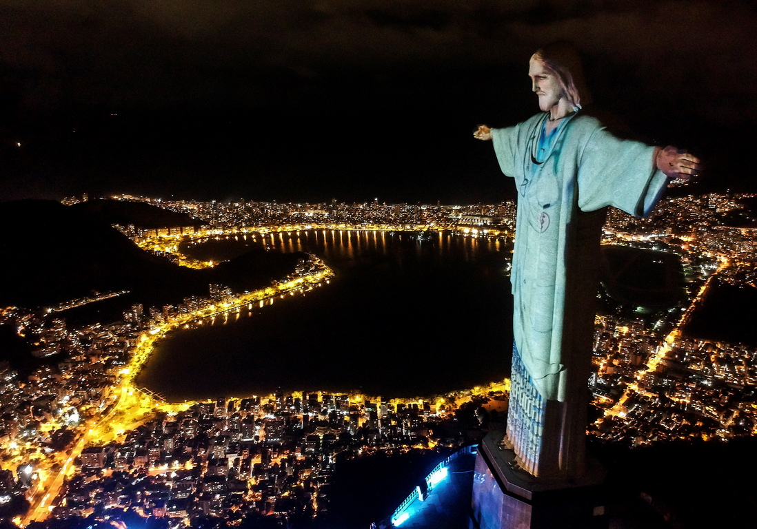 <p>Статуята на Христос в Рио де Жанейро беше &bdquo;облечена&ldquo; в докторска роба. Така организаторите на акцията благодариха на лекарите на целия свят.</p>