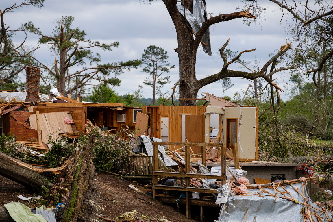 <p>Съобщава се, че в съседния щат Луизиана са повредени около 300 жилищни сгради, хиляди хора са останали без ток.</p>