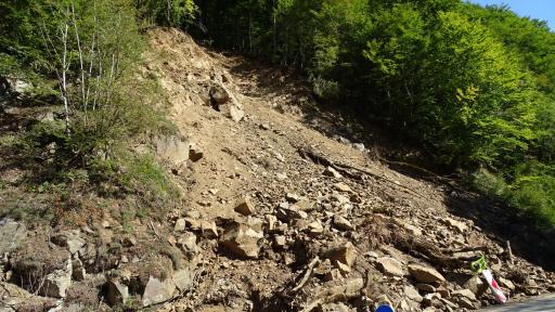  Свлачище затрупа 3 къщи край Пещера 