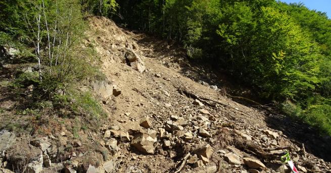 България Свлачище затрупа 3 къщи край Пещера При инцидента няма