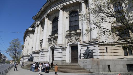  Банов: Дупките по фасадата на СУ са нарушаване на закона 