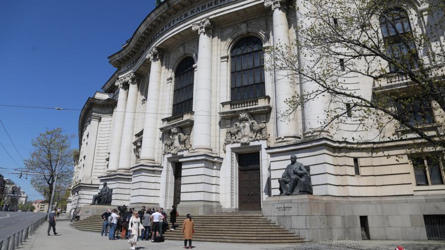  Банов: Дупките по фасадата на СУ са нарушаване на закона 