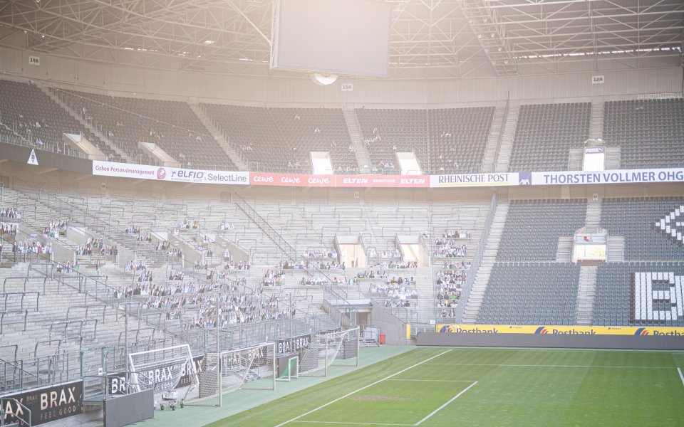 Сезонът в германския футбол може да бъде подновен още на