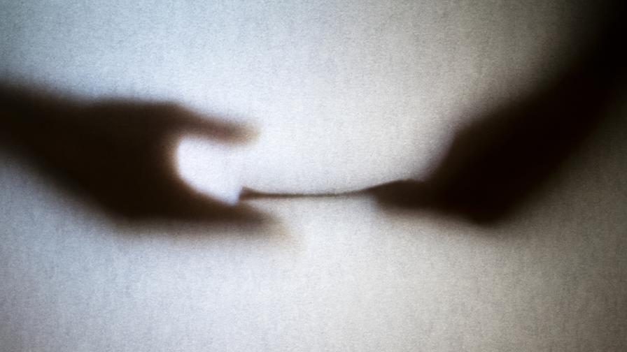  КПКОНПИ откри спор на ползи при шефа на РЗИ - Кърджали 