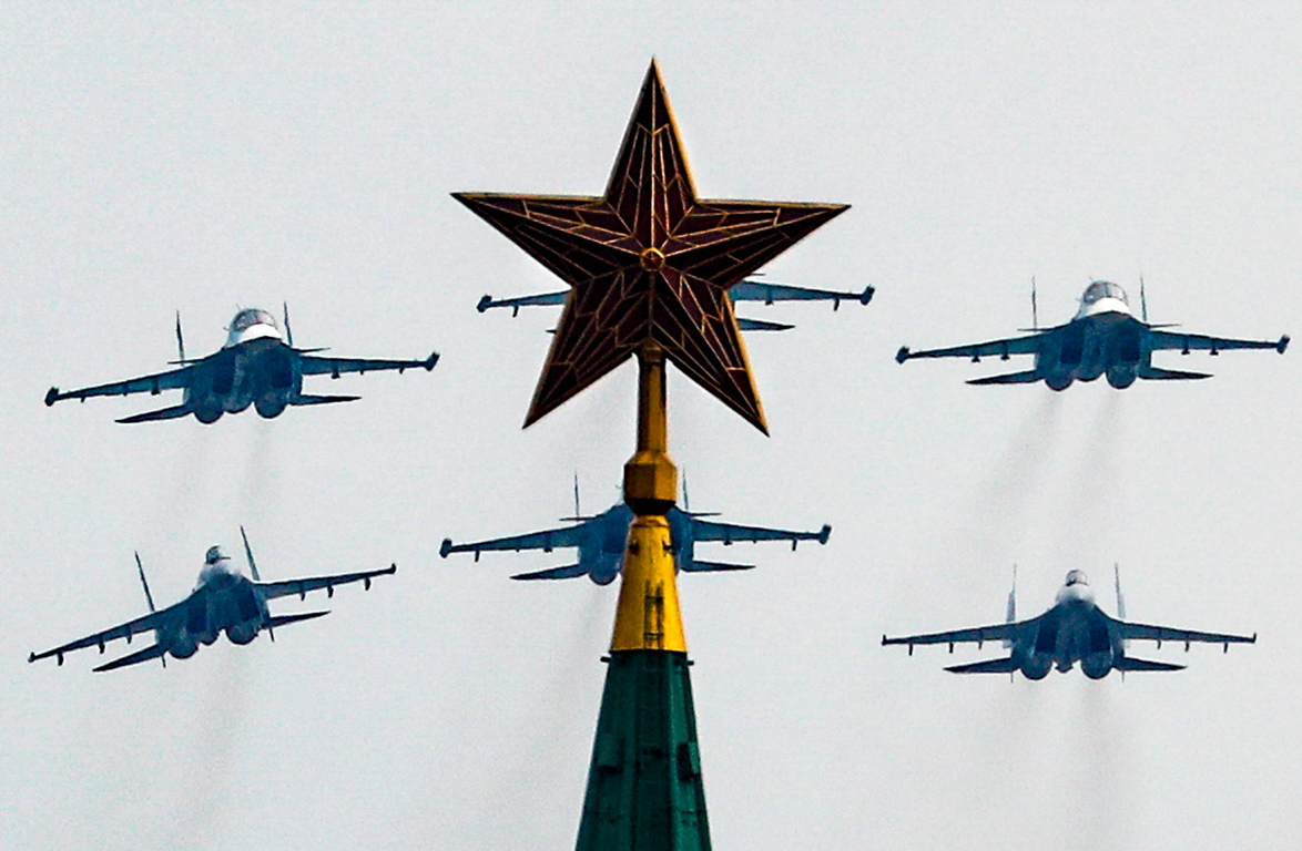 <p>Самолети летят над Червения площад по време на репетиция за предстоящия въздушен парад за Деня на победата в Москва, Русия.</p>