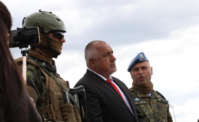 Премиерът наблюдава военните демонстрации в Црънча