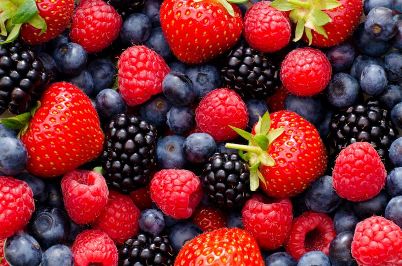 <p><em><strong>Прибавете към вашата количка: горски плодове</strong></em></p>

<p>Колоритните съставки, които правят боровинките сини, къпини тъмно лилави, а малините наситено червени, се наричат ​​антоцианини &ndash; мощна група от антиоксиданти, които могат да помогнат за намаляването на риска от болестта на <strong>Алцхаймер</strong> и някои видове рак. Антоцианините могат също да помогнат с възстановяване на мускулната треска след бягане. Тези качества не звучат никак зле за плодове, които съдържат едва 60 калории на чаша. И не забравяйте: замразените горски плодове са също толкова питателна, колкото и пресните, но издържат много по-дълго (до девет месеца в фризера), което ги лесно откриваеми, когато ви потрябват.</p>

<p><em><strong>Как да ги ядем: </strong></em>Горските плодове са перфектна добавка към млечен шейк или кисело мляко, а и към купата ви с мюсли, независимо дали го ядете с топло или студено мляко. Може да изпечете плодовете като топинг на сладки, да ги объркате с мед и бадеми и да ги ядете на големи лъжици след изморително бягане.</p>