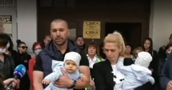 България Биха семейство с две бебета излязло на разходка За